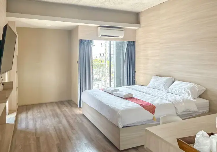 ห้องดีลักซ์ เตียงใหญ่ 1 เตียง