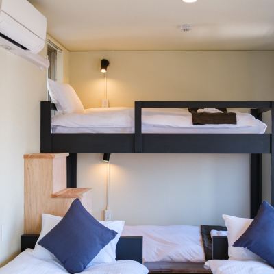 4人部屋A（シャワーあり、シングルベッド2+バンクベッド） どやねん ホテルズ ヤマト クーポン