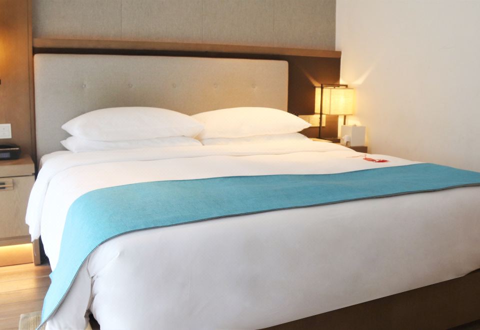 Wingate by Wyndham Hainan ChengmaiTheme Zen Room (Includes Wooden Fish, Heart Sutra, Incense, Taiji Costume, Blessing Plate, Tea Ware)