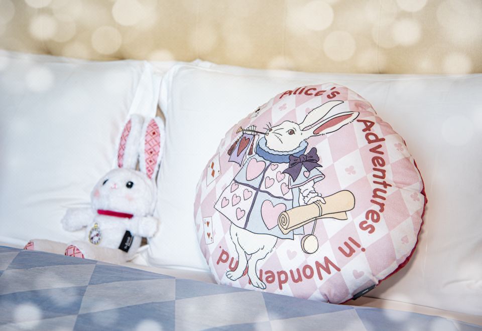 The Langham HefeiAlice In Wonderland Theme Room