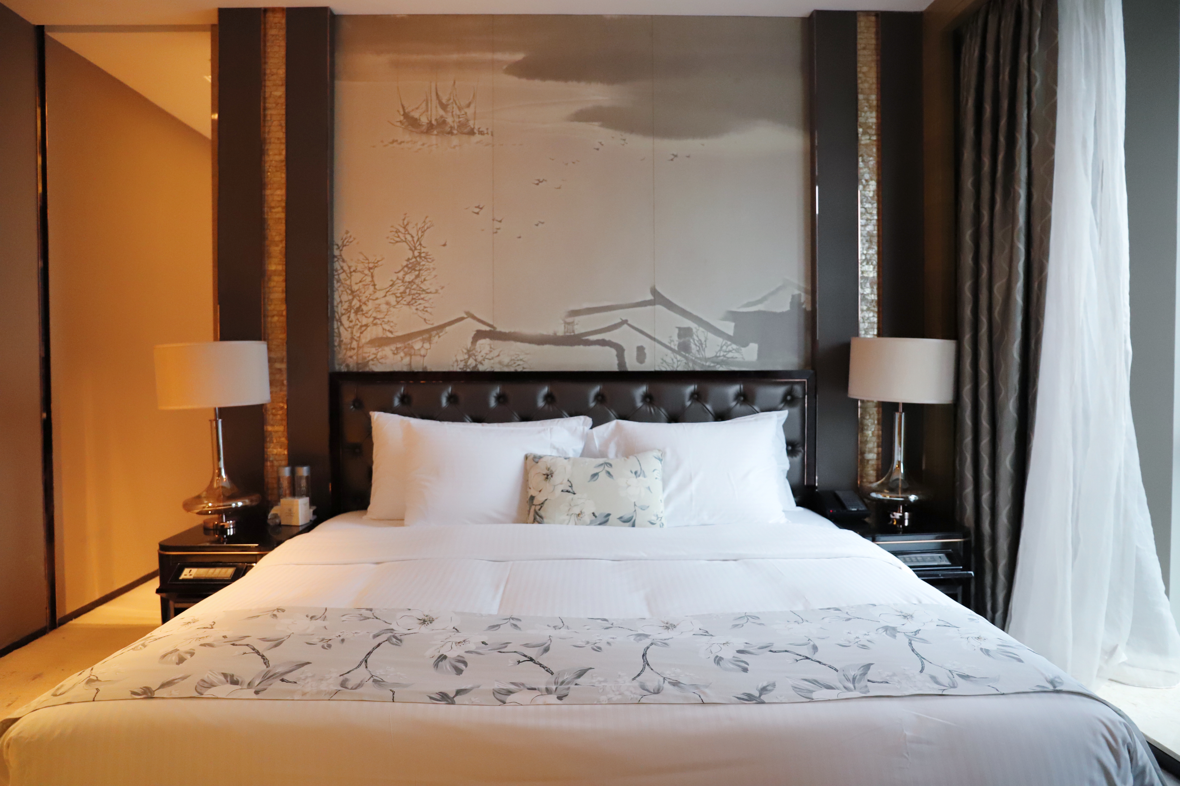 高级套房+商务会客厅+斯林百兰床垫+休闲浴缸