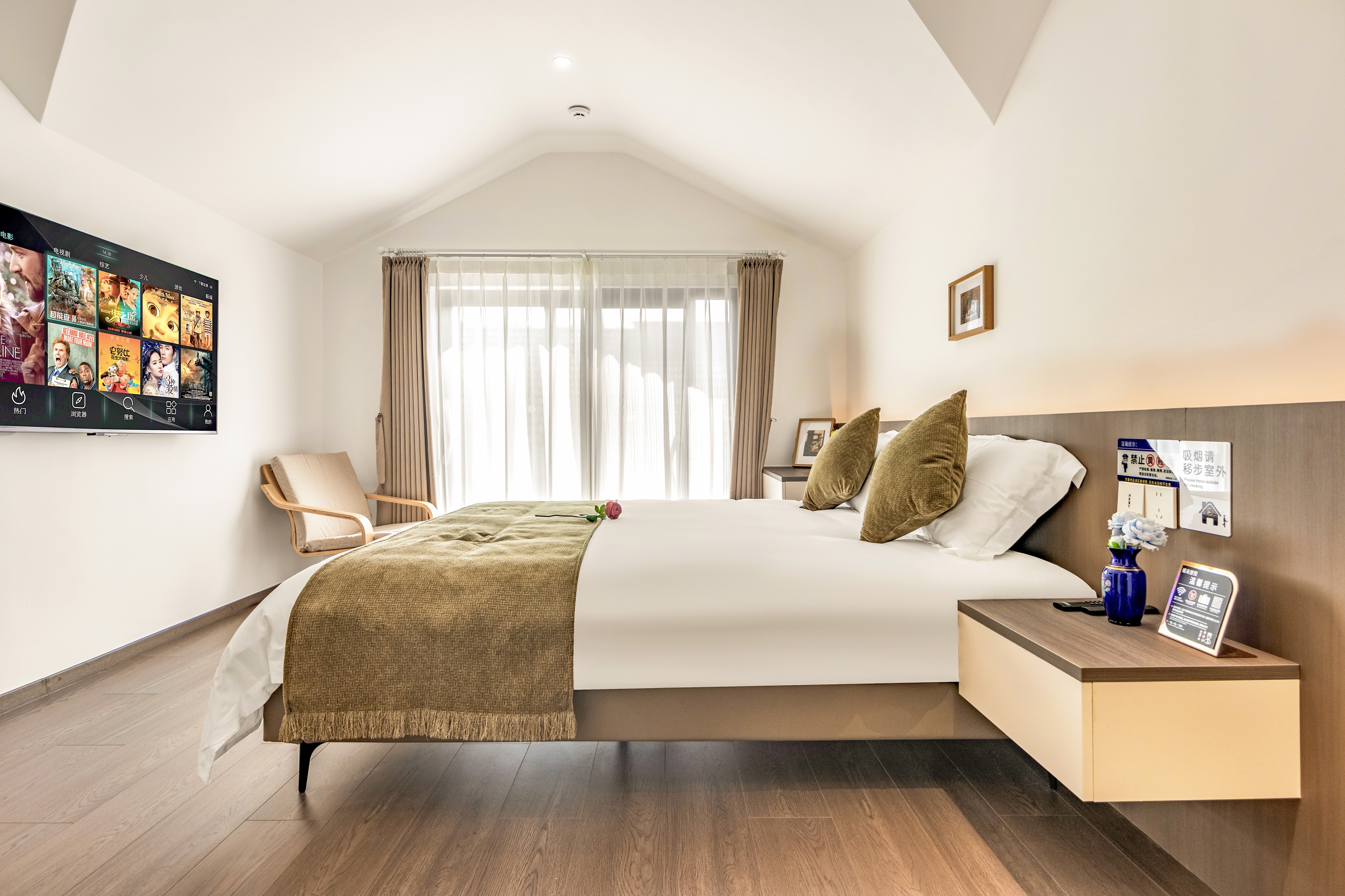 静谧舒适大床房丨中央约克水空调+可投屏智能电视+观景大阳台+户外桌椅