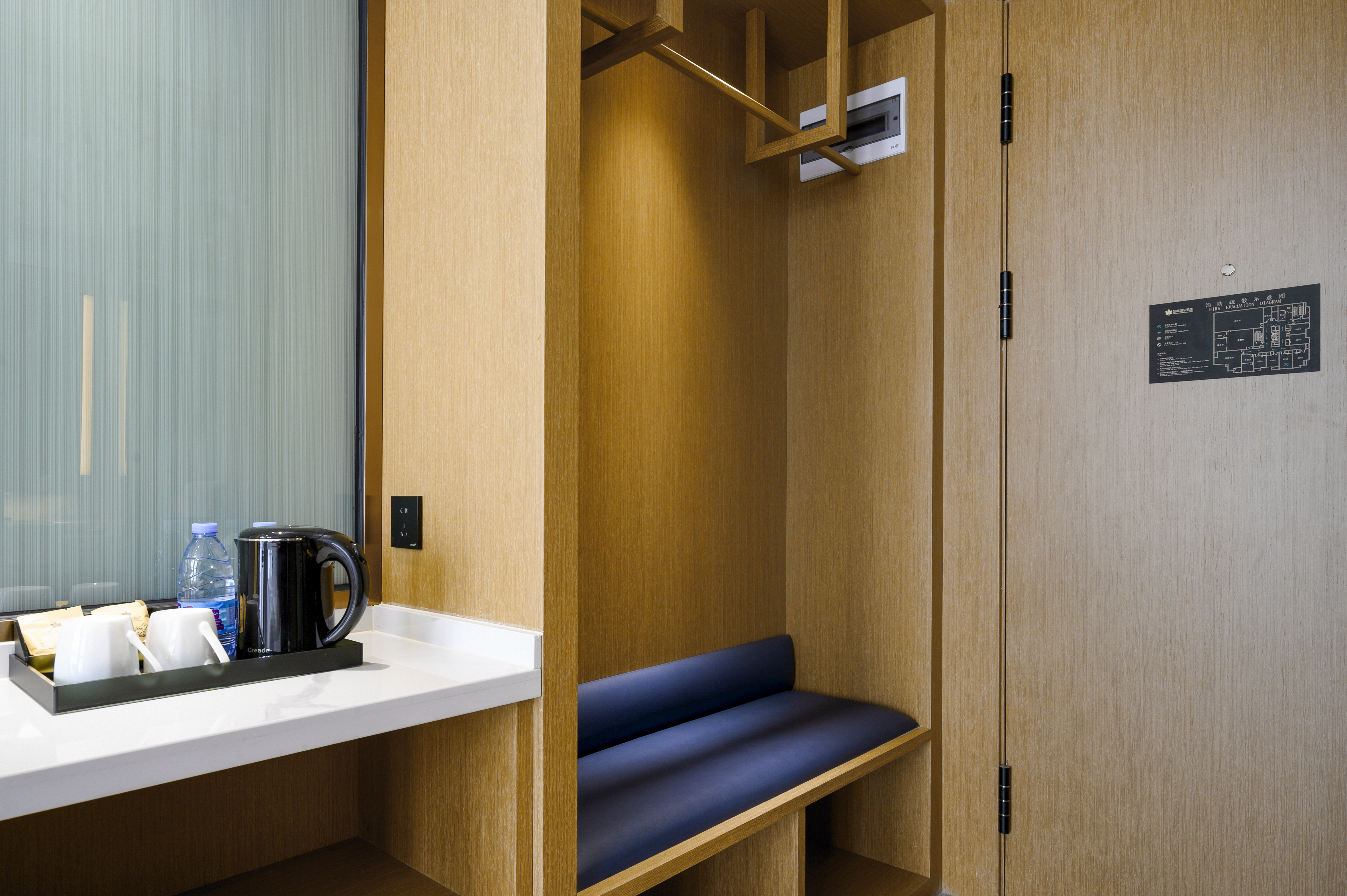 商务舒适大床房「客卧沙发.写字桌.休闲茶几」