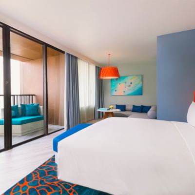 高層特大床套房（帶陽台） Holiday Inn Resort 華欣瓦納納瓦假日度假飯店優惠
