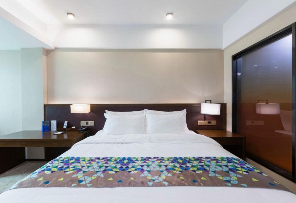 低碳商务大床房（自动窗帘+零压床垫+蓝牙音响）