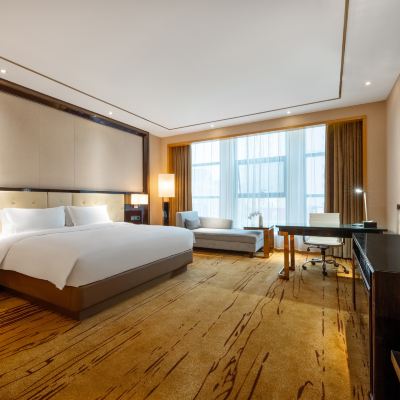 高級大床房 和頤至格酒店（西寧海湖新區萬達廣場店）優惠