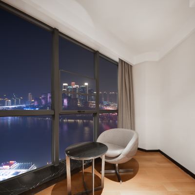 江景大床房「一線江景丨千廝門霓虹」 重慶假日江景飯店（解放碑洪崖洞店）優惠