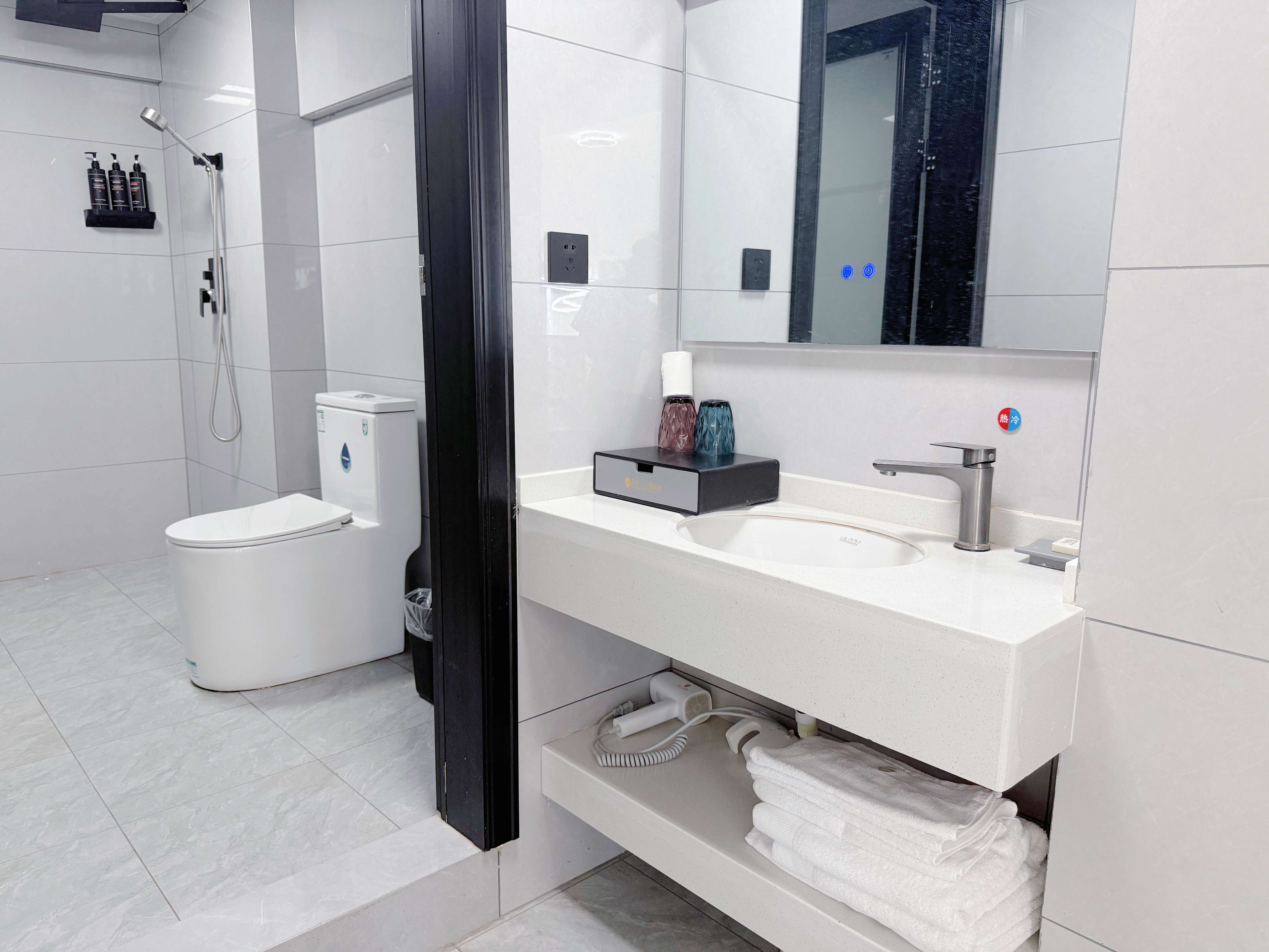 LOFT标间∣两衞∣客厅∣半自能马桶