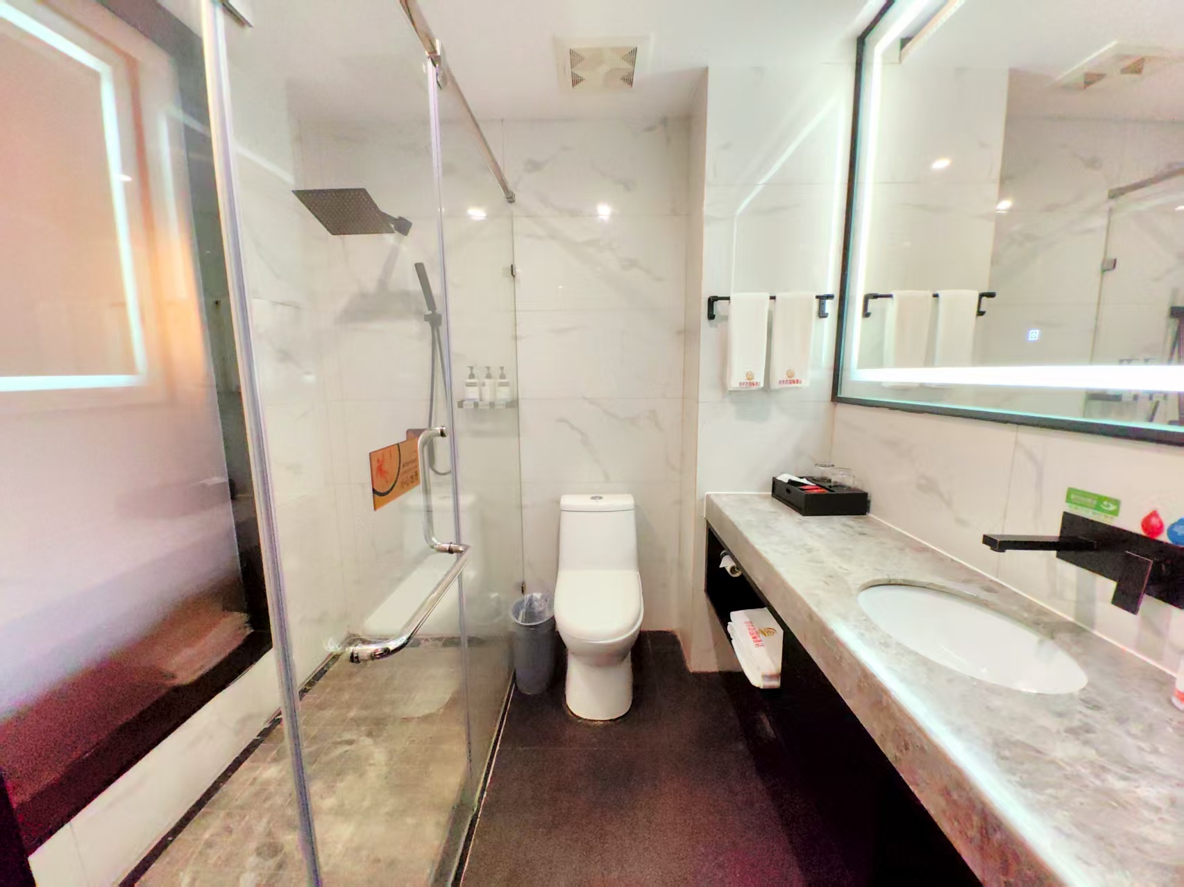 Huichang Moon Bay International Hotel (Huichang County Administrative Center Store)湾雅大床房（安心睡眠+落地窗）