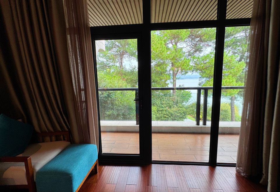 Narada Qiandao Lake ResortDeluxe Lake-view Queen Room