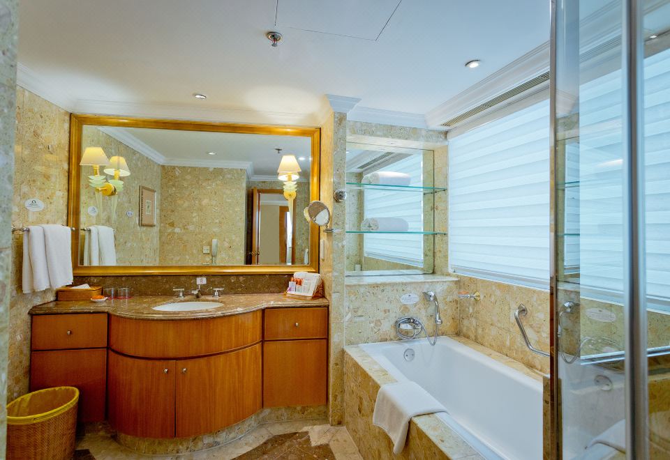 Crowne Plaza QingdaoSuite With Sea View