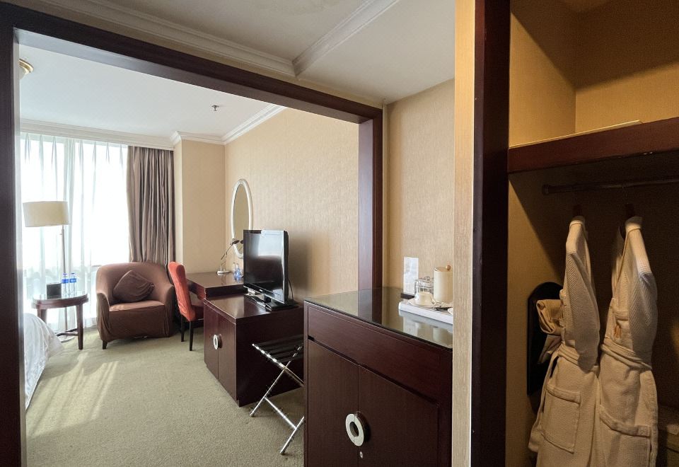 高級大床房（城市景觀+落地窗）