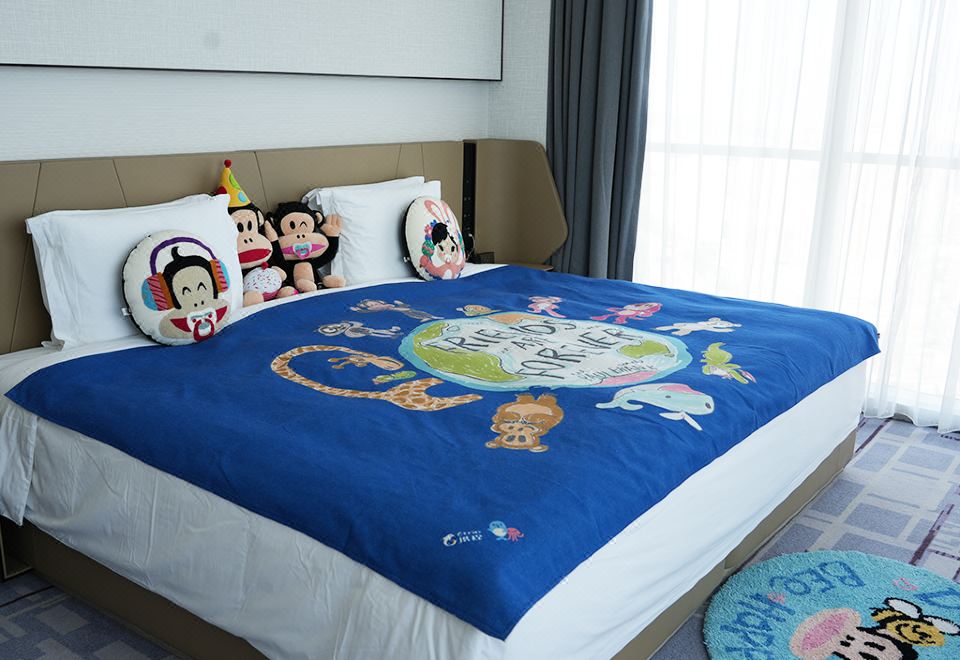 Crowne Plaza Xinghai DalianLaughing Bug Theme Joyful Family Room