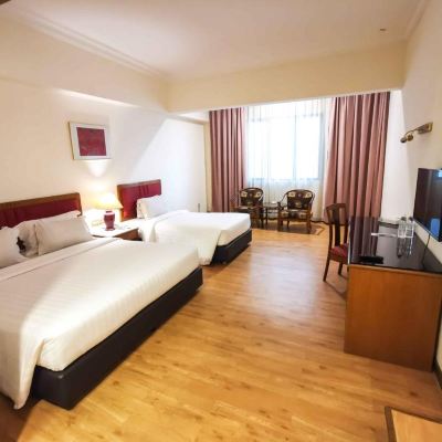 Bilik Deluxe Bertiga Kupon Crystal Crown Hotel Harbour View