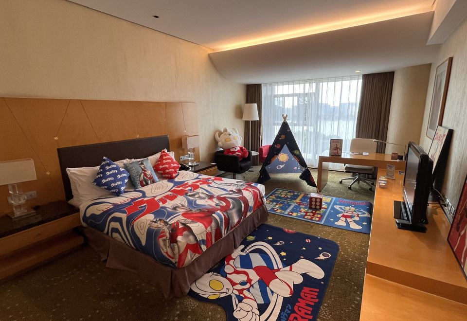 Crowne Plaza Tianjin BinhaiUltraman Theme Family Room (Lake-view)