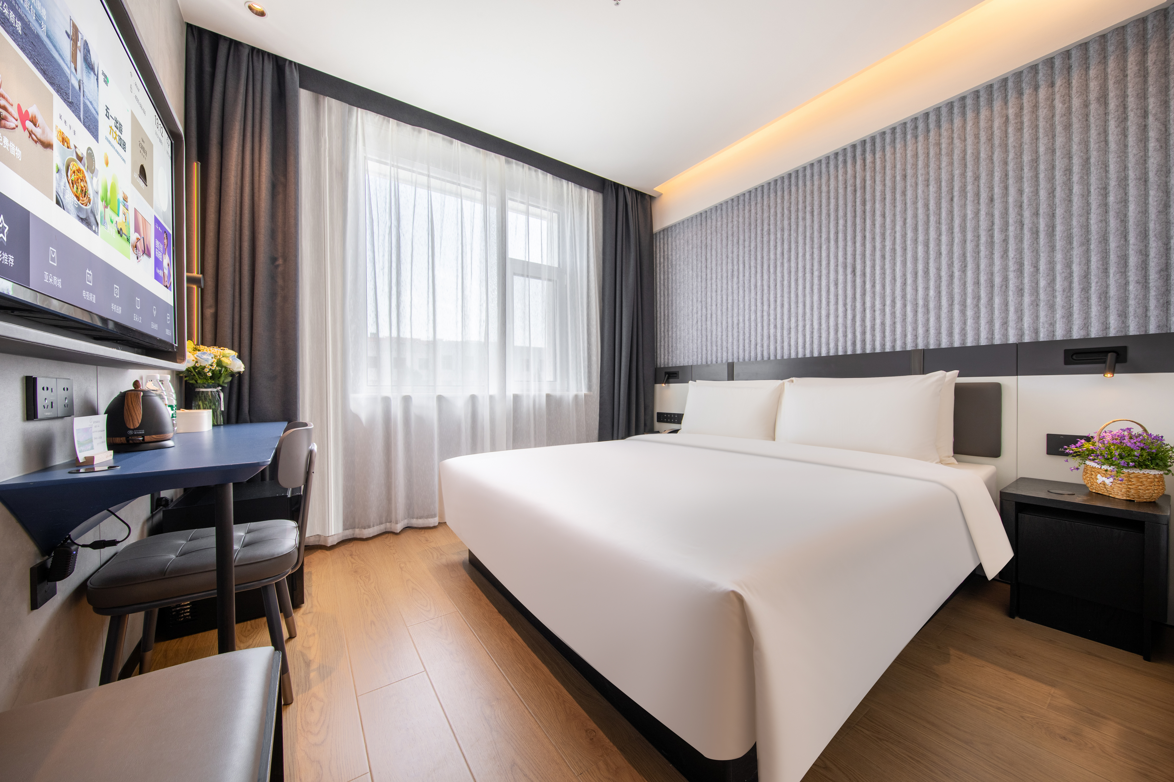 标准大床房（全明窗+小冰箱+55寸可投屏智能电视）