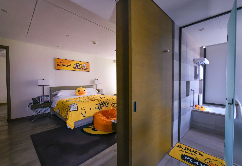 两卧家庭套房IBDUCK小黄鸭主题房|巨幕观影