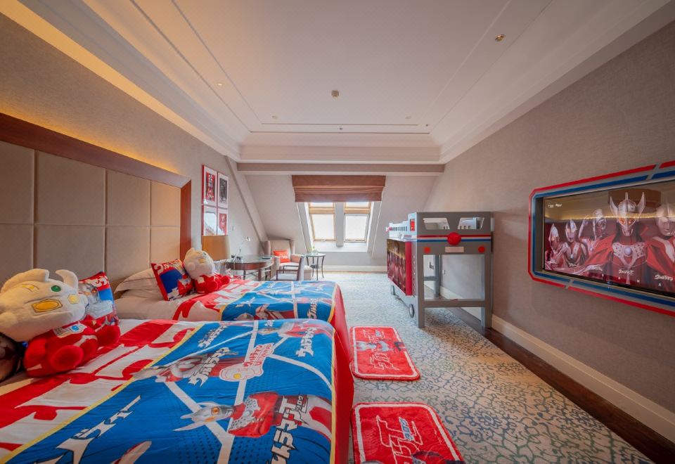 SeaView Garden Hotel QingdaoClassic Ultraman Theme Oblique Window Sea-view Family Room (Twin Beds + Upper Bunk War Chariot Bed)