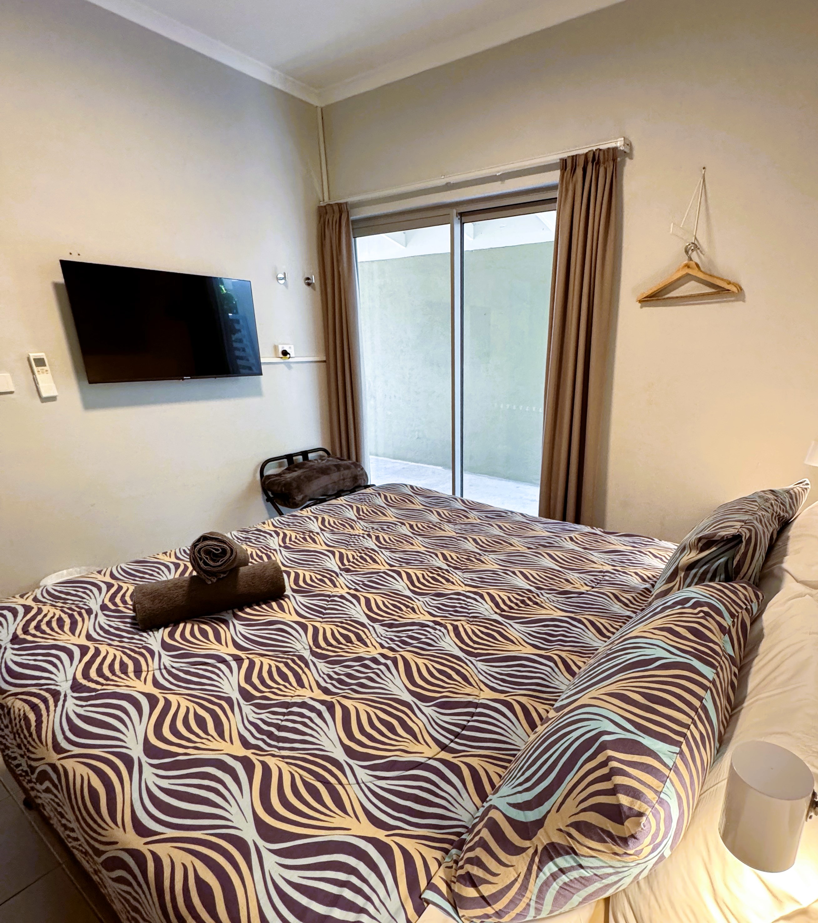 私人特大床 + 共享套间