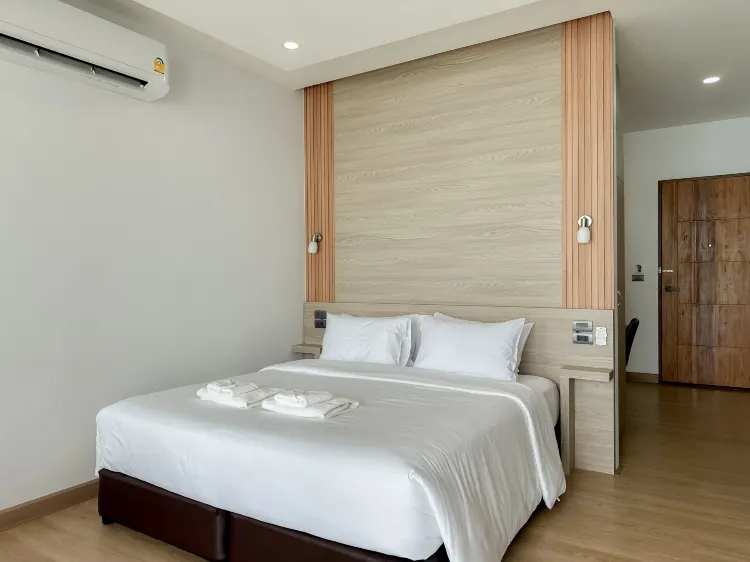 ห้องเตียงใหญ่ พร้อมวิวทะเล