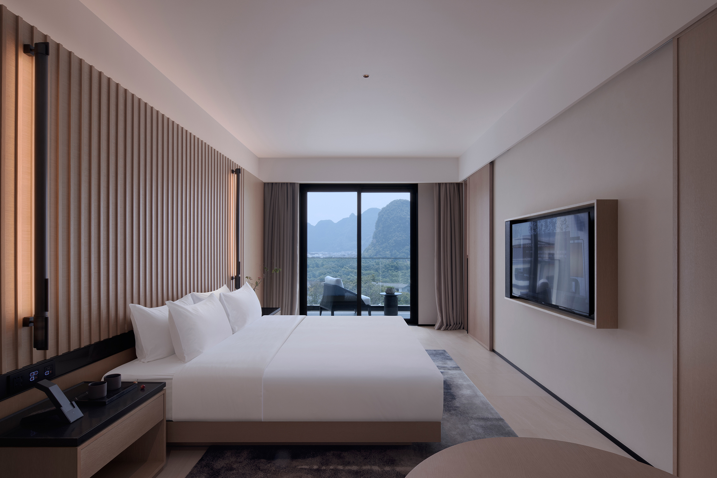 山景阳台大床房-饱览桂林山水甲天下景观+看夕阳晚霞