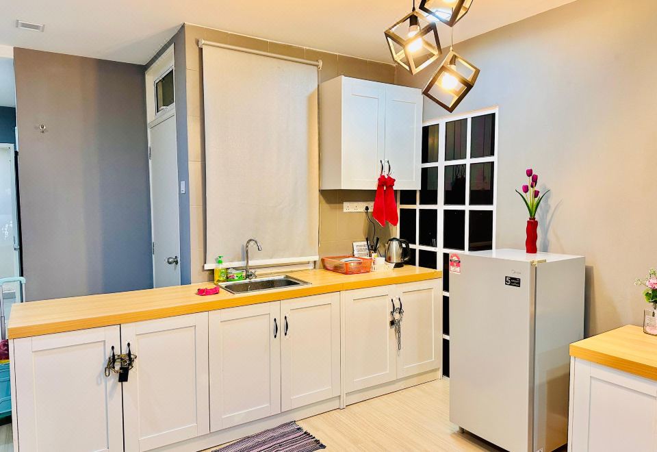 一室房，一张特大床, 享景观房（Champs Elysees King Studio + Sunset Corner View）