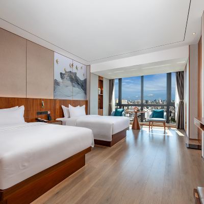 悦享雙床房（全景落地窗+俯暾瓊台夜景+智能投屏） 荷泰酒店（海口紅城湖店）優惠