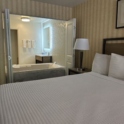 King Room with Spa Bath Cedar Lodge Promo Code