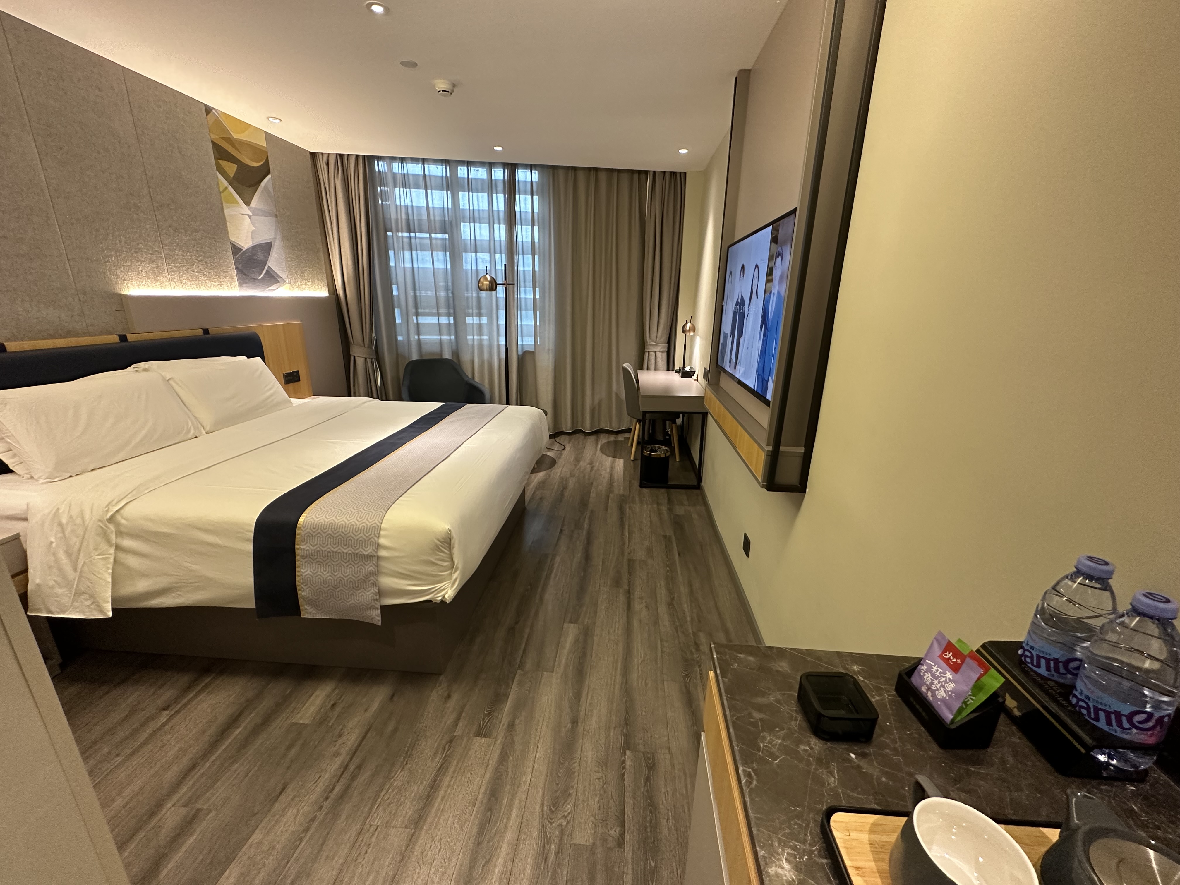 高级大床房（市政地暖开放+电视投屏+梦百合0压枕）