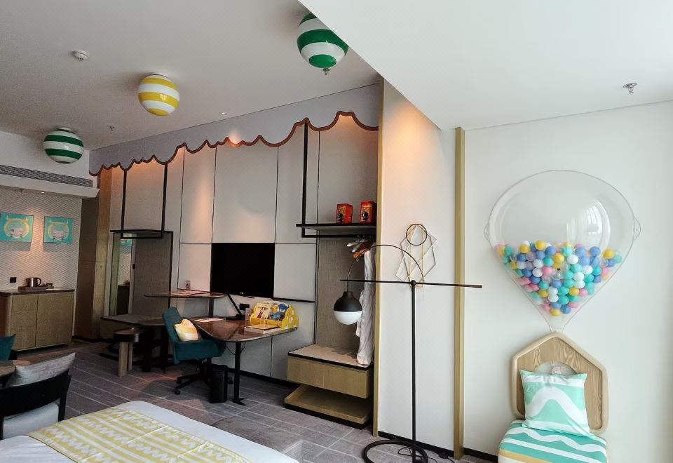 Crowne Plaza QidongCandy House Deluxe Twin Room (Playful Fish Lips + Childhood Carousel + Picture Books)