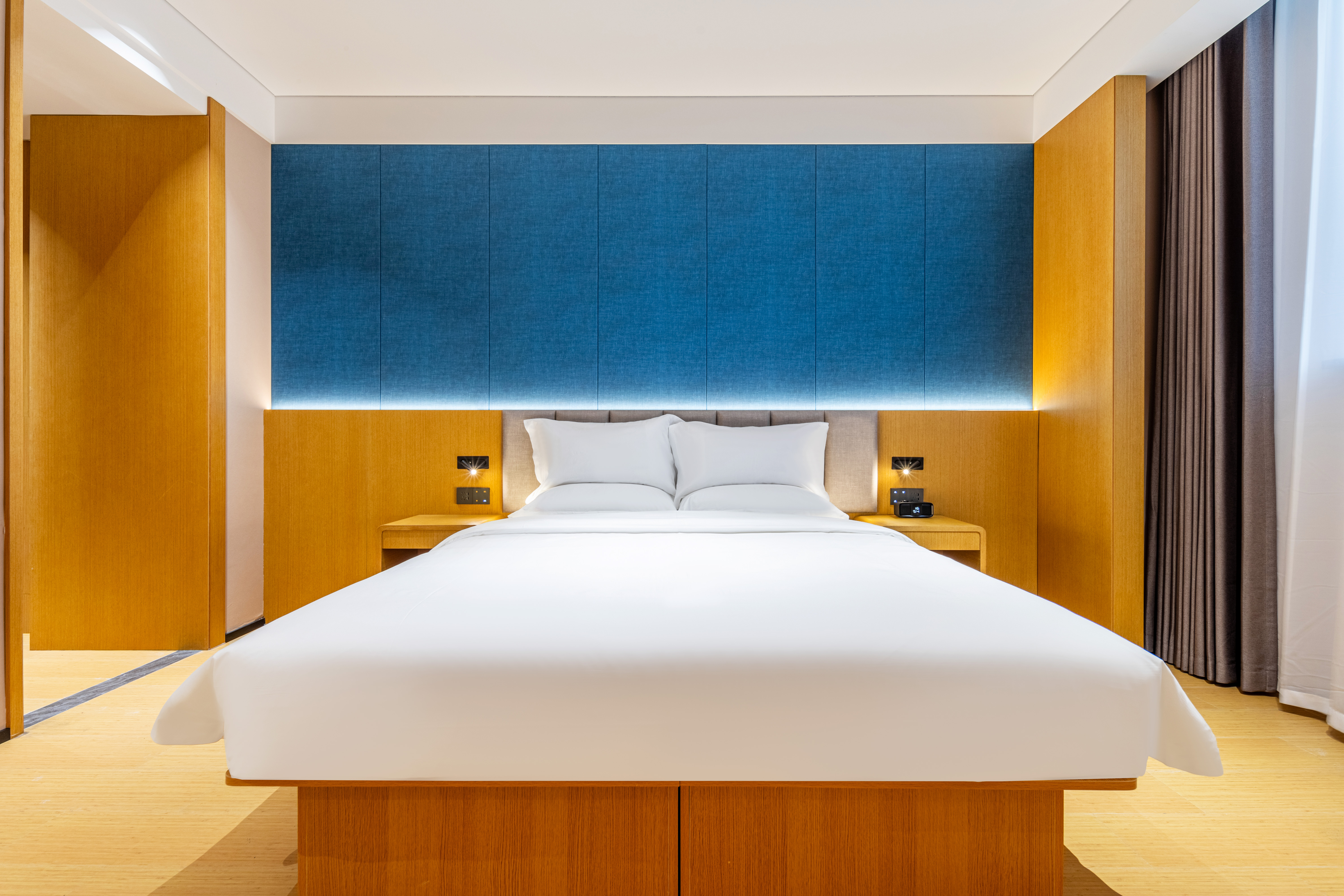 大床房「全屋智能客控|天貓精靈智能音響|負離子吹風機|恆温馬桶|65寸高清電視投屏」