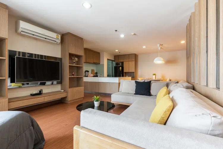 Deluxe Two-bedroom, One-living Room And Three-bed Suite