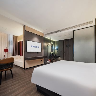 商務大床房（電視投屏+小冰箱+雨淋頂噴） ZMAX滿兮飯店（成都寬窄巷子店）優惠