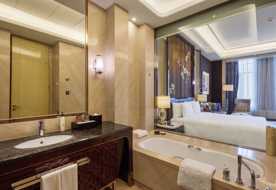 高级豪华大床房--温馨雅致，尽享一夜酣眠