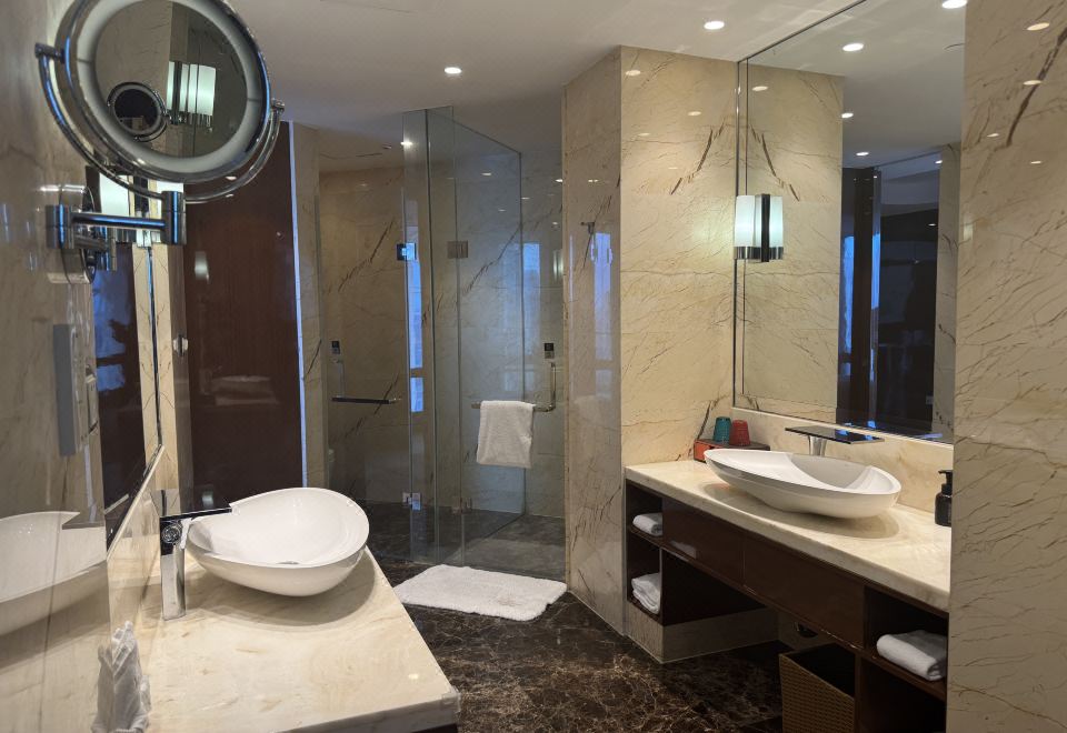 Grand Kingtown Hotel WuxiDeluxe Side Lake-View Hypoallergenic Suite (Acca Kappa Bath Products) With Smart Toilet