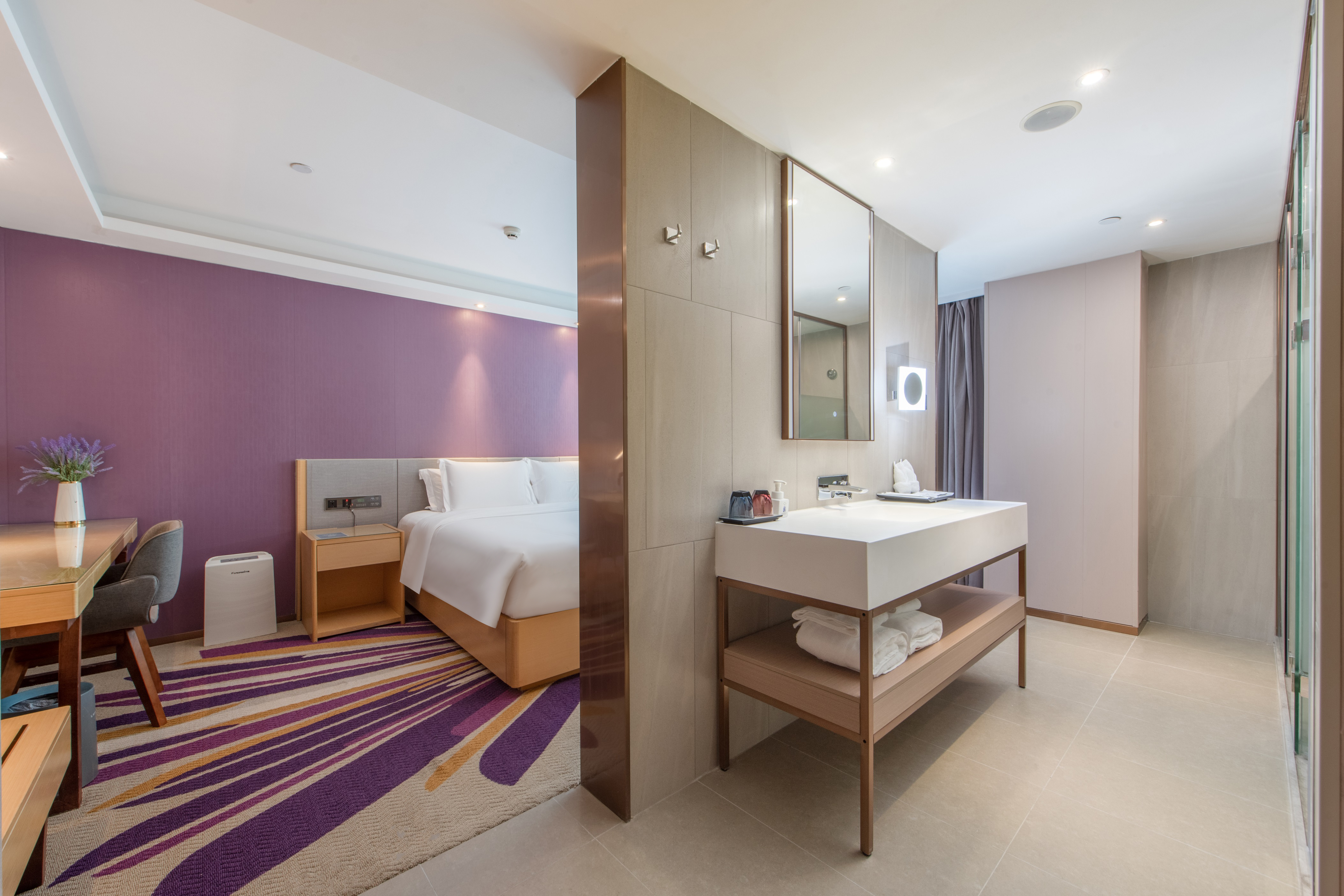 Lavande Hotel (Huawei Gangtou Metro Station)商务大床房 [零压床垫＋超大落地镜＋商务办公桌]