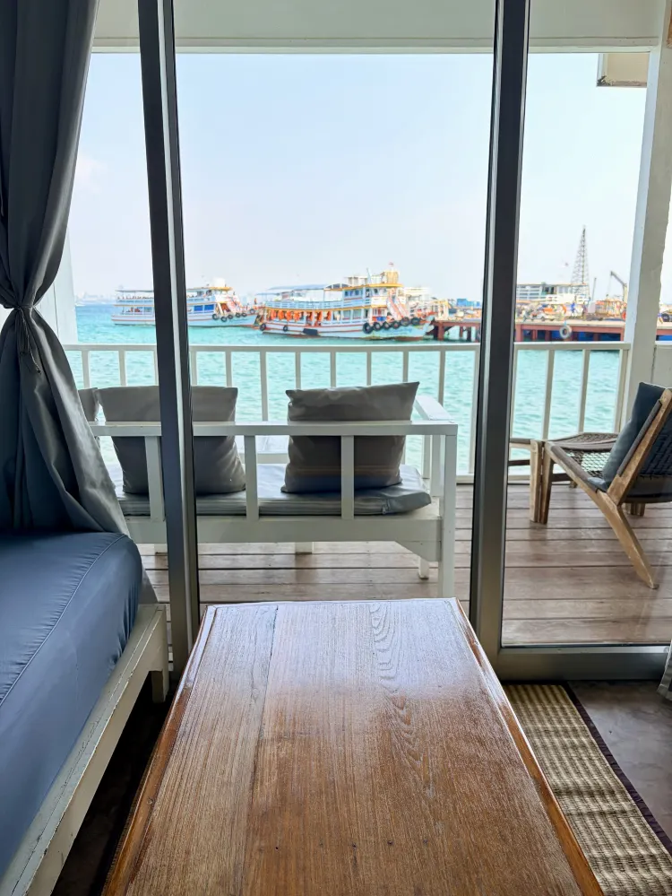 ห้องน้ำเงินเตียงควีนไซส์