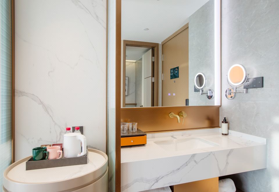 舒适大床房（智能客控＋全景落地窗）