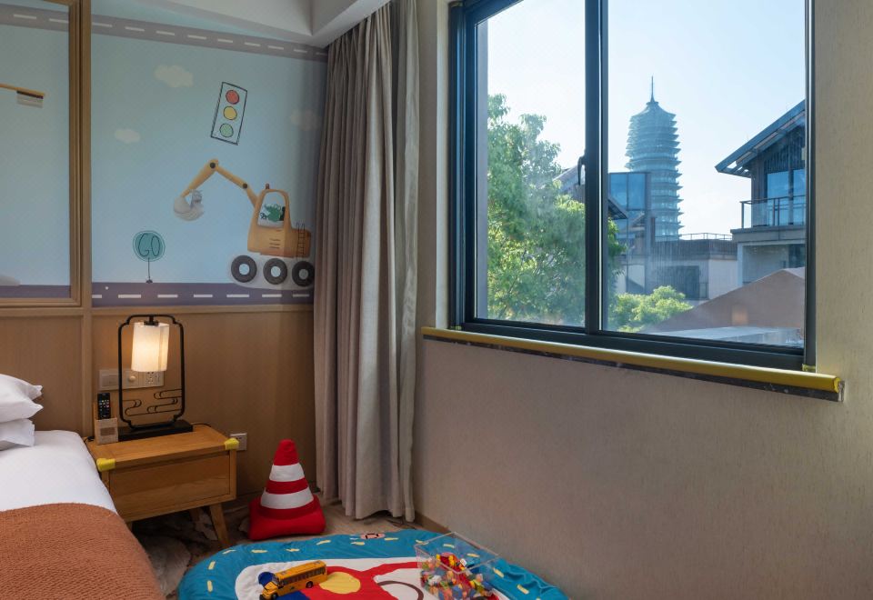 小汽车园景主题房