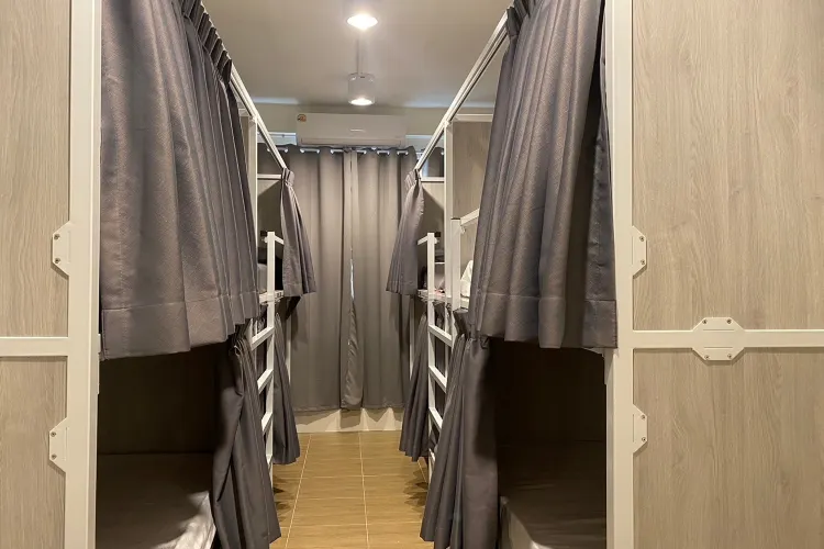 เตียงในห้องพักรวมชายขนาด 8 เตียง