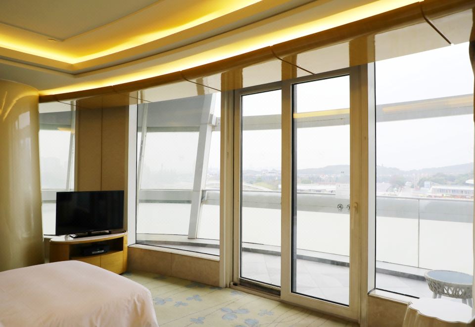 暖汤温泉·彩虹桥夜景太湖内湖景观大床房