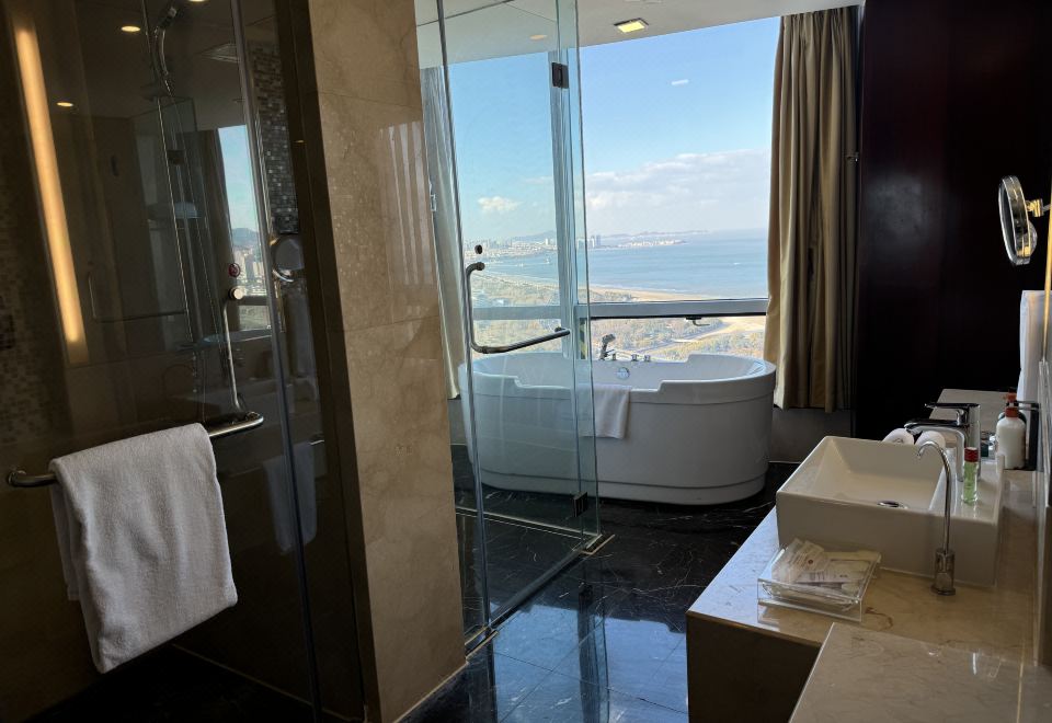 Crowne Plaza Yantai Sea View1 King Premium Sea View Lounge Access