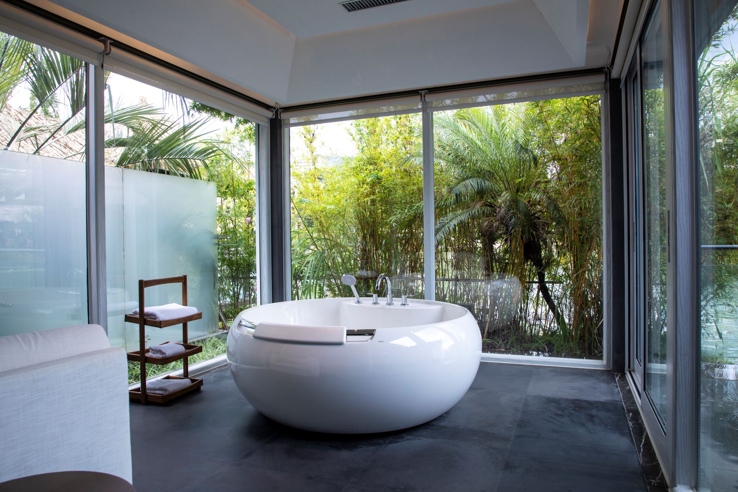 湖畔豪华套房（一室一厅+超大浴缸+观景露台）