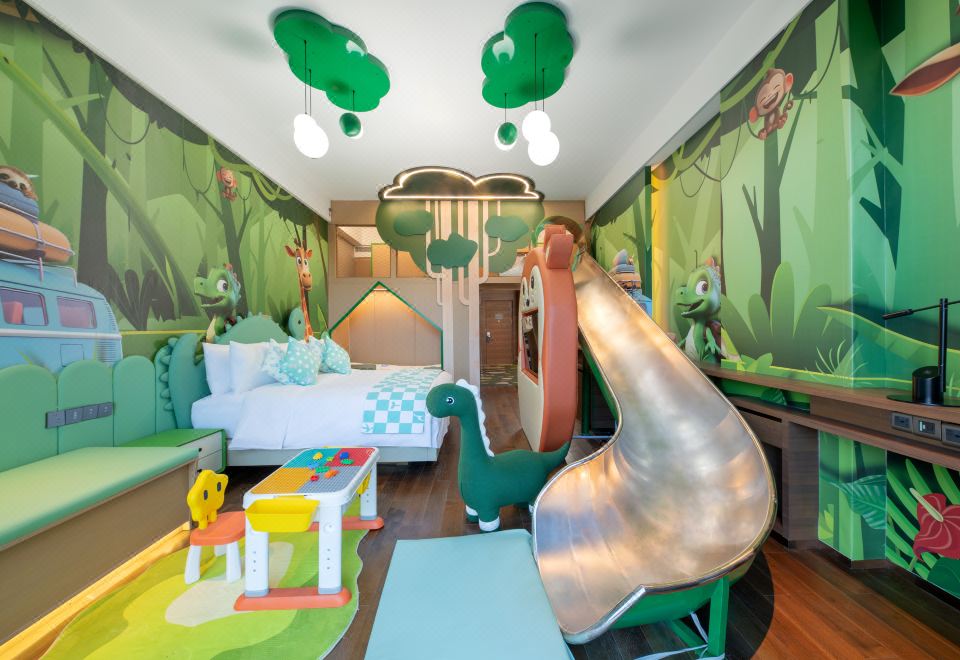 丛林探索树屋滑梯房