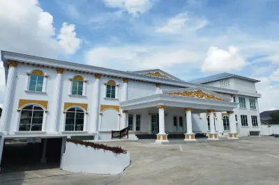 Maulidia Hotel Syariah & Convention Center Hotele w: 