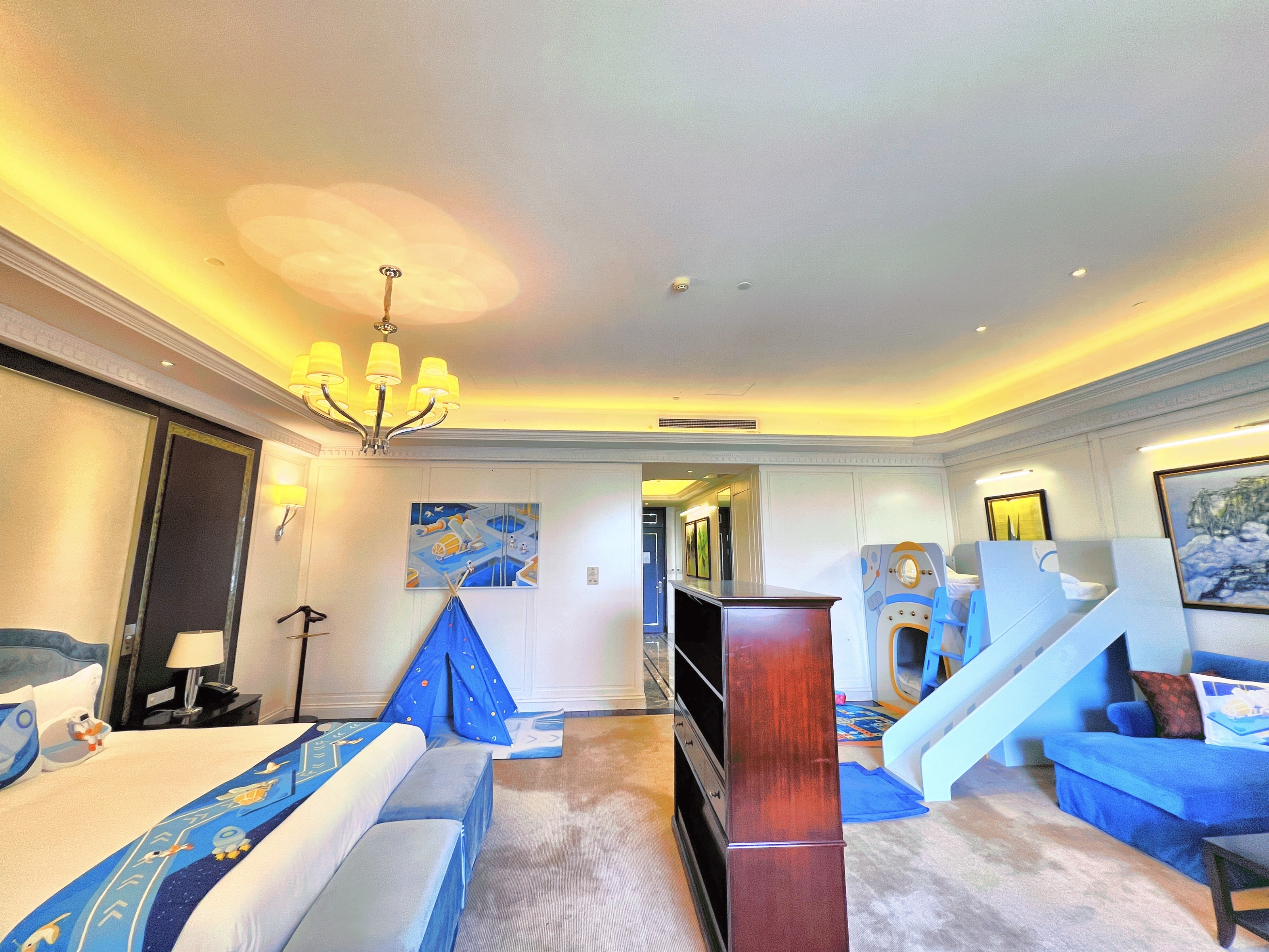 航空航天主题亲子套房（大空间，上下铺及滑梯，浴缸）