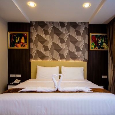 Bilik Deluxe King Kupon Louis Hotel