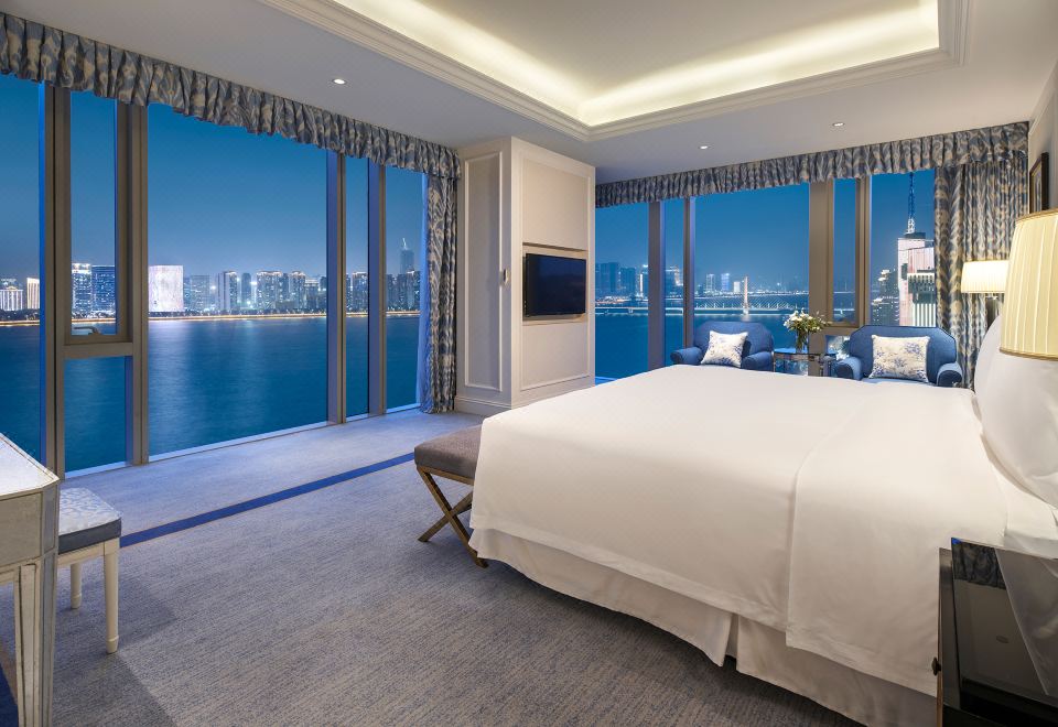 270°全江景特色家庭套房 | 獨立客廳帶沙發大床