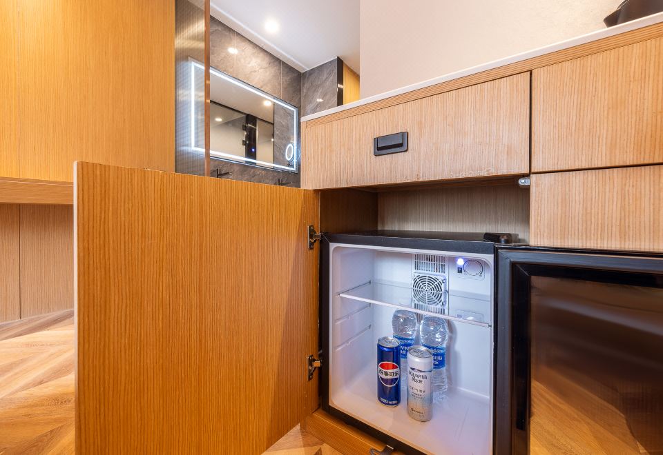 Wan'ao Zuoyouke Hotel, Yuanjia VillageYue Memory Sunshine Double Bed Room With Traditional Architecture, Smart Home, Air Conditioner, Fridge, And Courtyard View