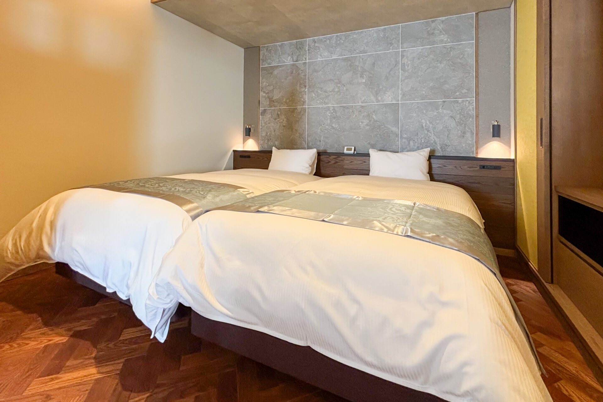 高级套房溪月河景房